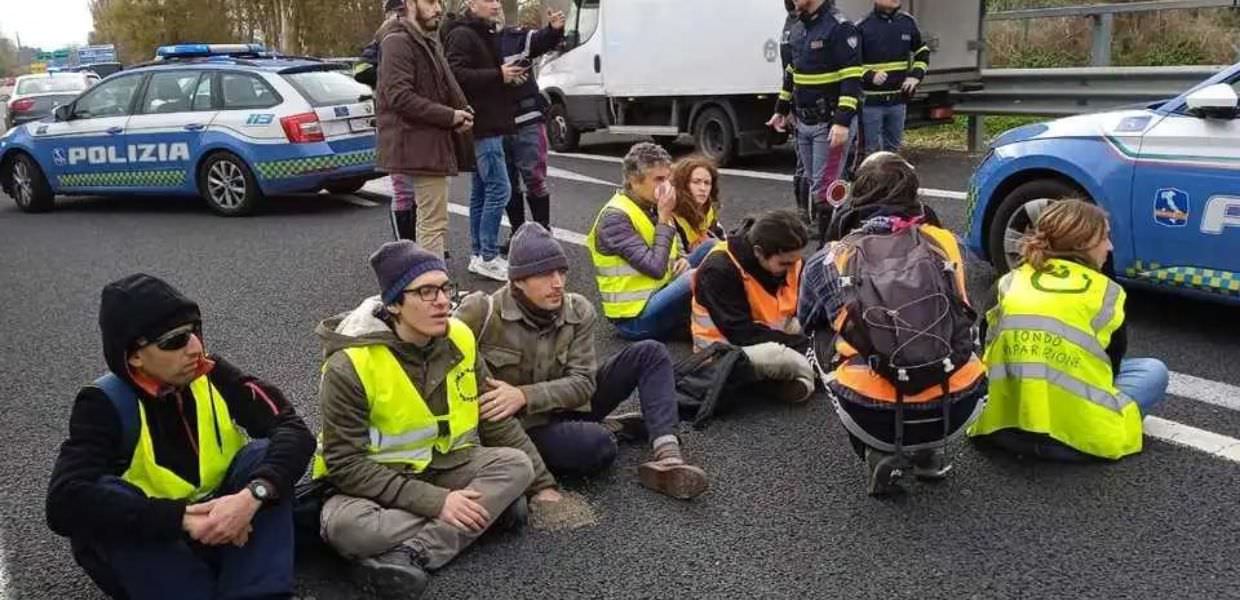 "Nella lotta ai cambiamenti climatici il consenso del popolo non è necessario", secondo Ultima Generazione
