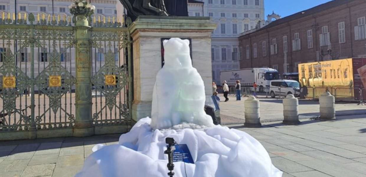 Torino, un orso polare in Piazza Castello contro la crisi climatica: il video