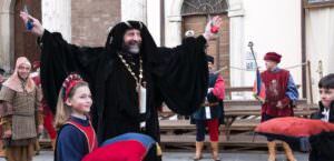 Assisi (Pg), al via la grande festa di primavera del Calendimaggio, foto consegna chiavi della città