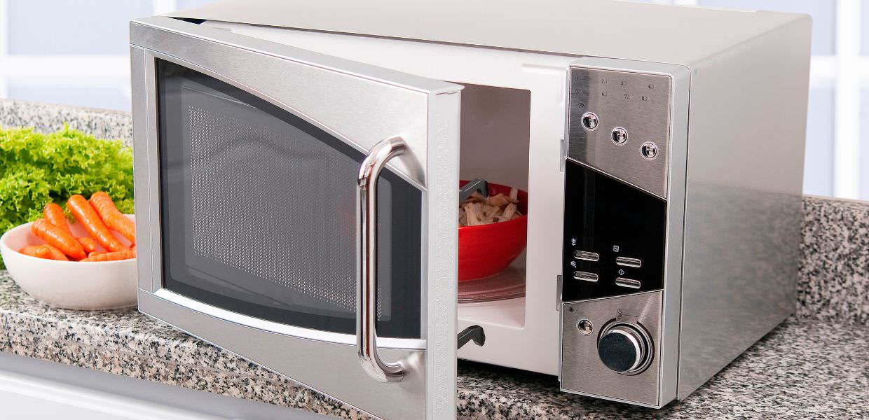 Cibo riscaldato al microonde, potrebbe rilasciare microplastiche. Lo studio