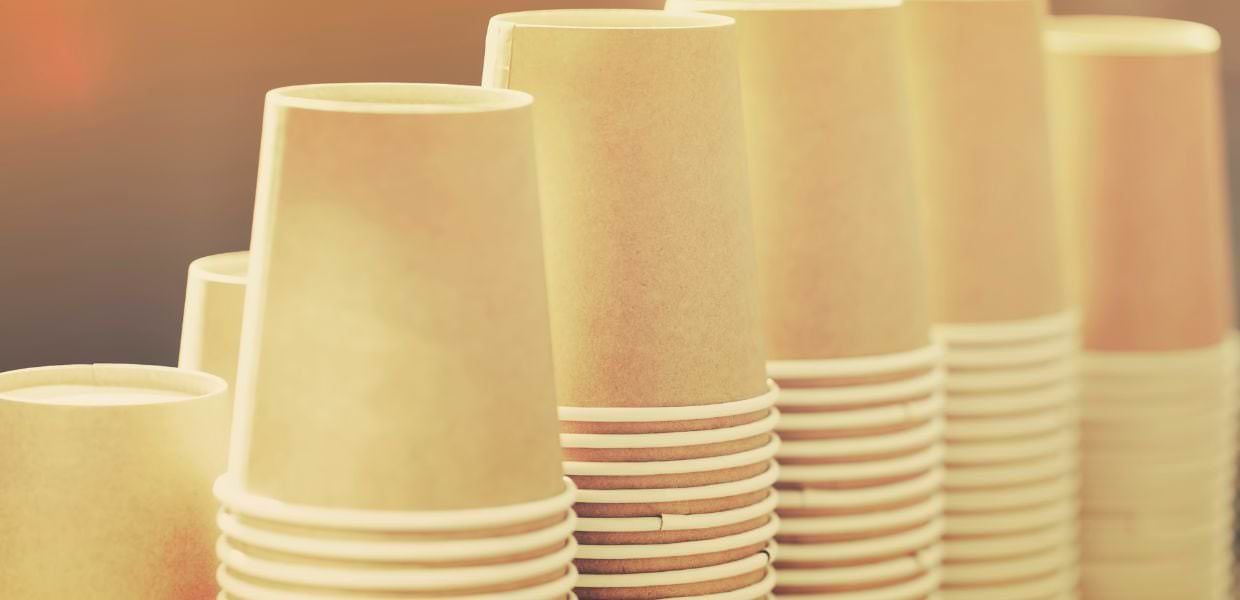 I bicchieri di carta compostabili contengono plastica. Dove vanno gettati