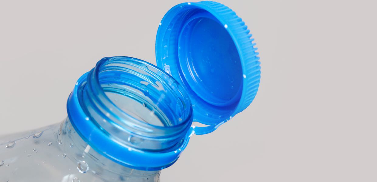 Plastica, c'è un buon motivo per i tappi attaccati alle bottiglie (anche se non piacciono)
