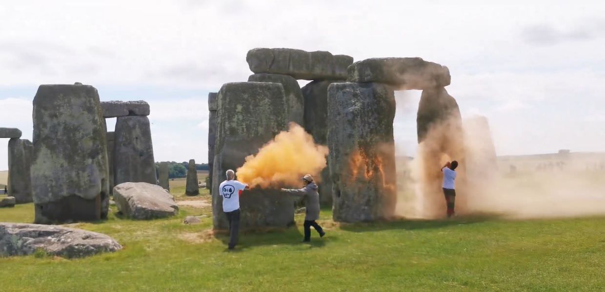 Attivisti imbrattano Stonehenge con la vernice. Sunak “Vandalismo vergognoso”
