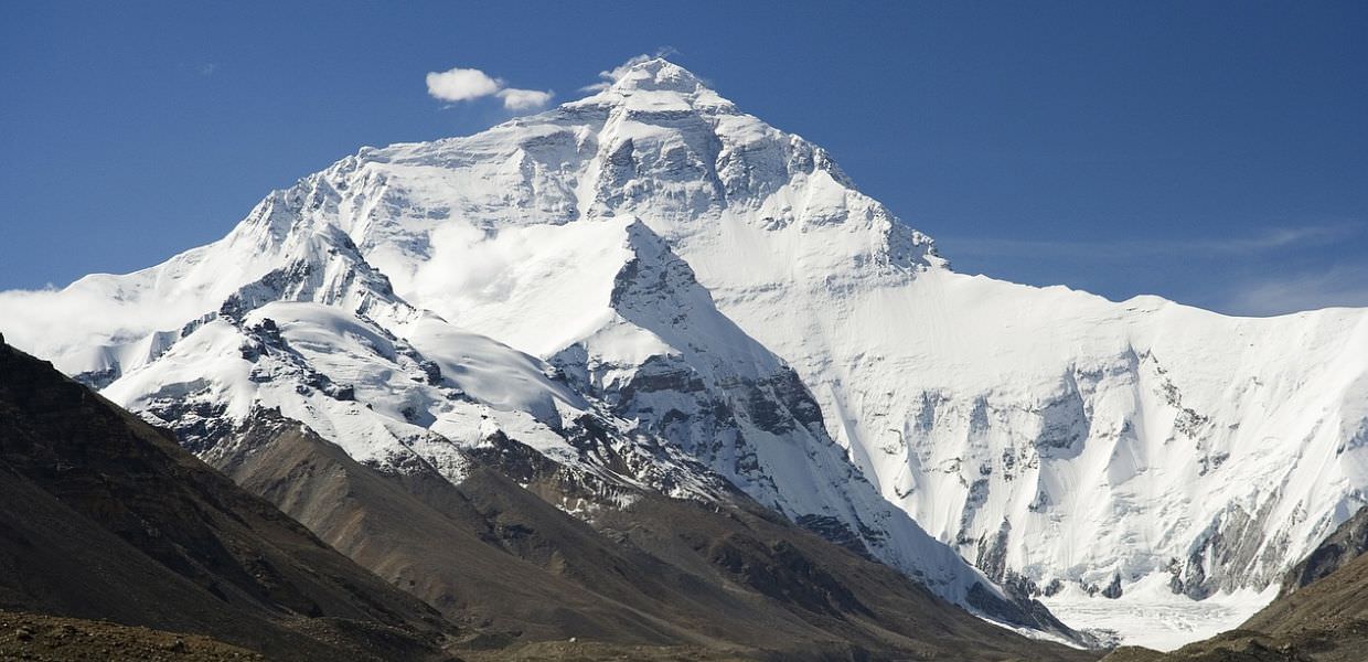 Everest, il cambiamento climatico scioglie il ghiaccio e riemergono centinaia di cadaveri