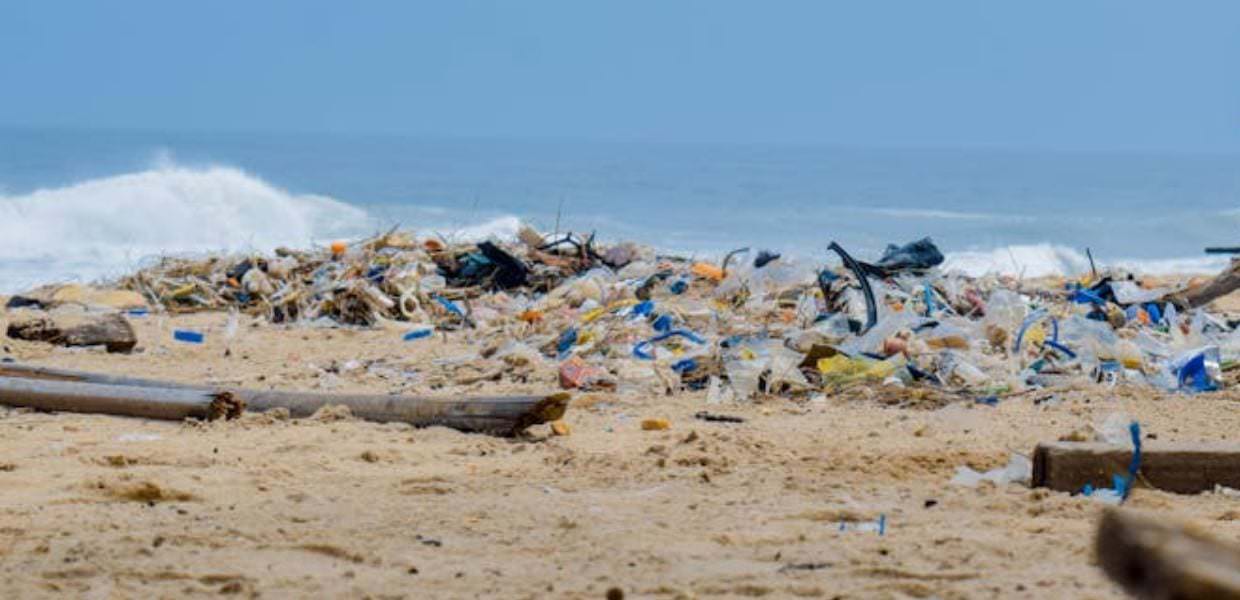 Inquinamento da plastica, nelle piccole isole finiscono i rifiuti di Danone e Coca-Cola