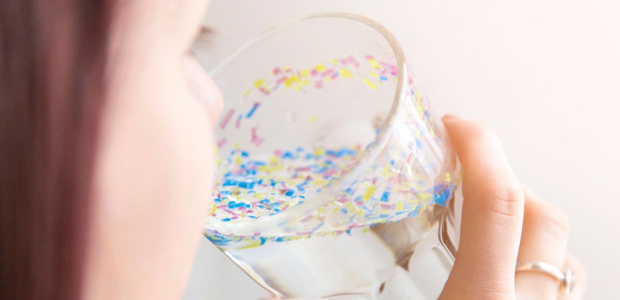 Microplastiche, uno studio globale rivela quante ne mangiamo e respiriamo