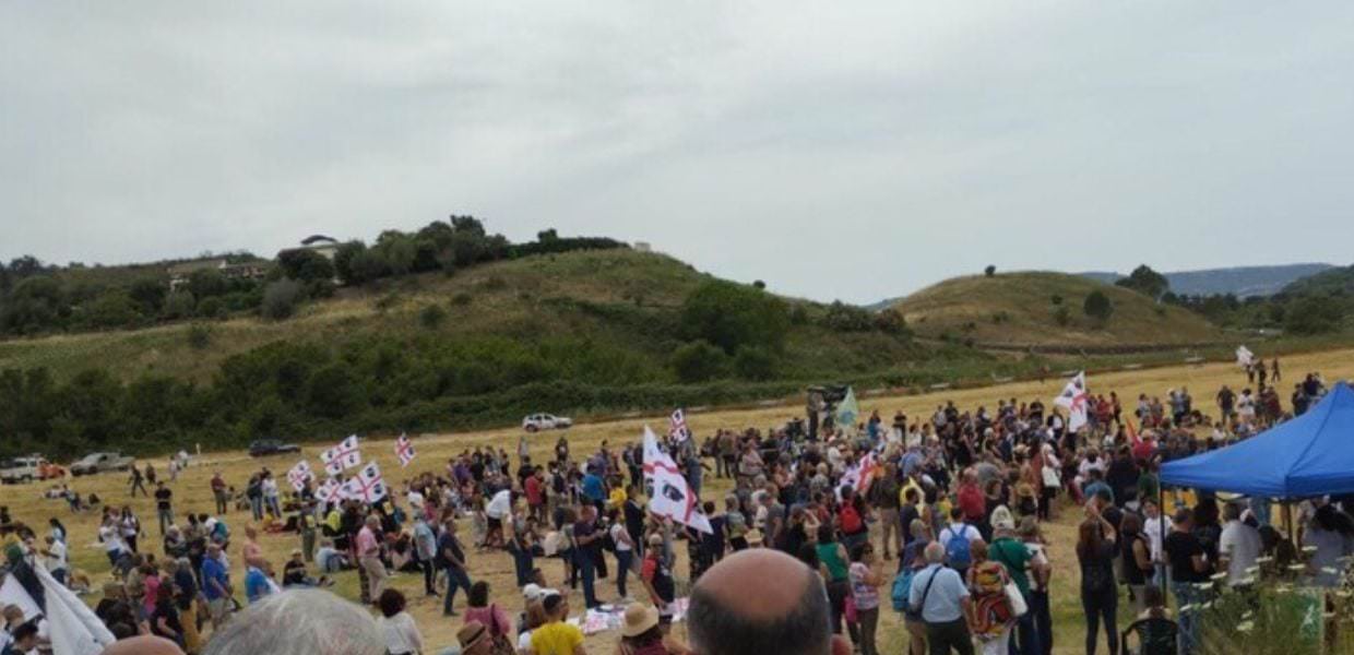 Sardegna, in centinaia protestano contro la speculazione delle energie rinnovabili