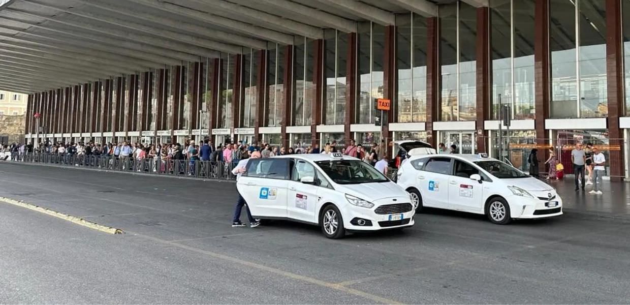 Roma senza taxi, il giornalista della Reuters: "La Città Eterna non merita turisti"