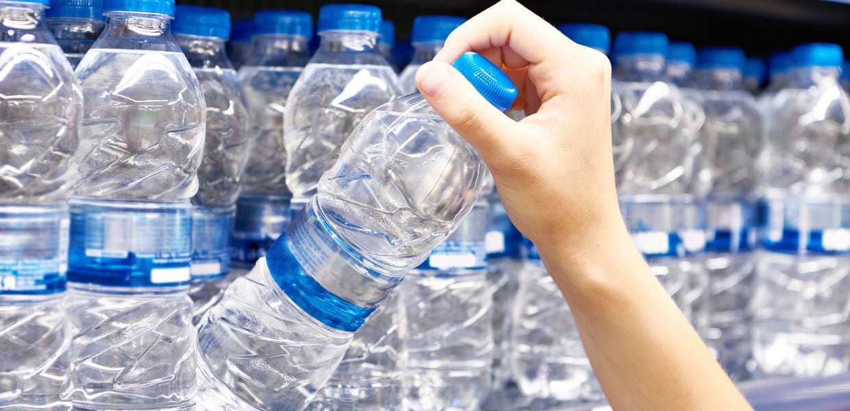 Acque in bottiglia, 4 su 10 contengono tracce di microplastiche, PFAS e pesticidi. Il test in Svizzera