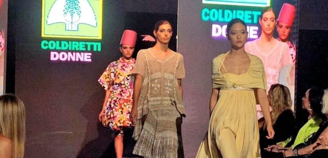 Moda, al 'Rome Fashion Show' sfilano le creazioni contadine, dagli abiti di ortica alle tinture green