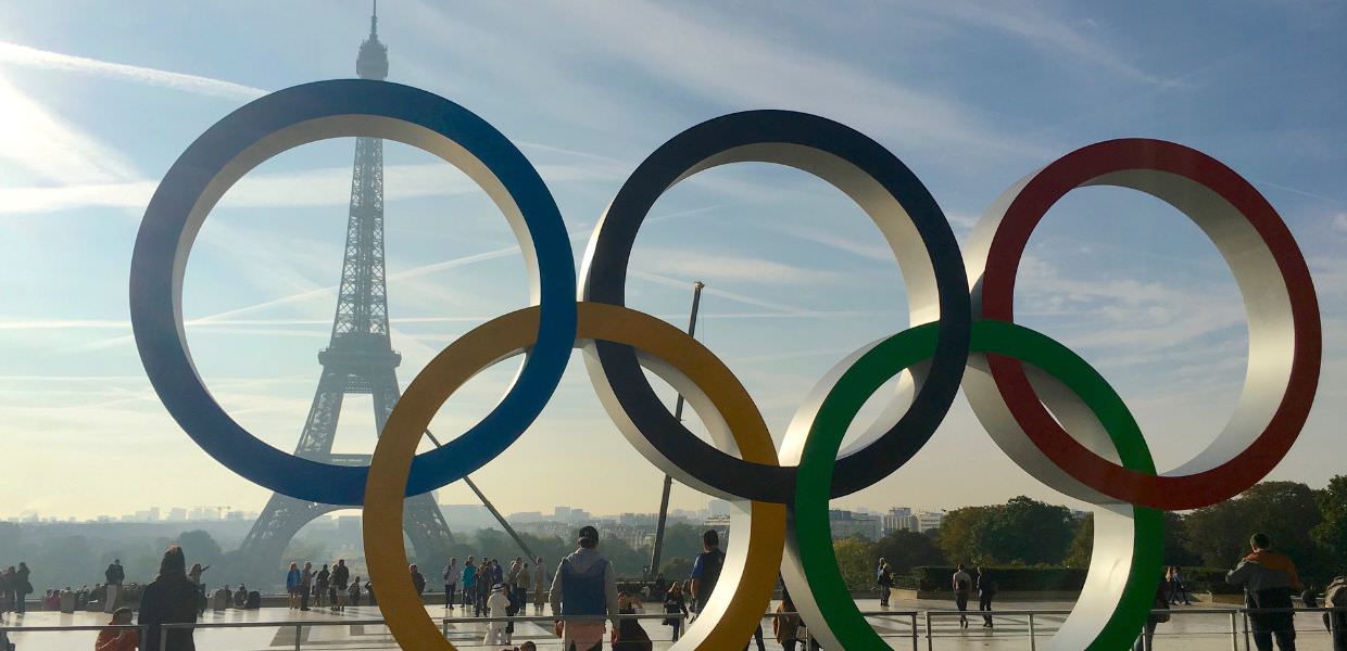 Olimpiadi di Parigi 2024 all'insegna della sostenibilità, tra pasti veg, rinnovabili e mobilità green