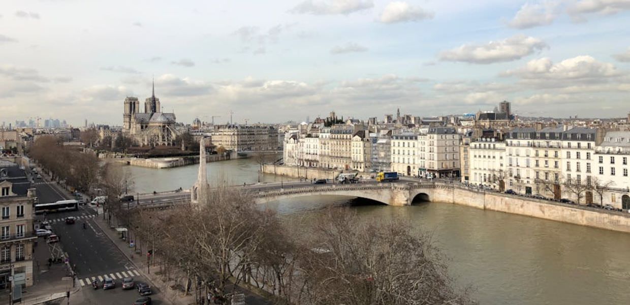 Olimpiadi di Parigi 2024, la Senna torna inquinata. Annullato l’allenamento di triathlon