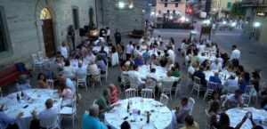 Pietralunga (Pg), serata di beneficenza per l’Airc con due tartufi da guinness, foto piazza