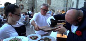 Pietralunga (Pg), serata di beneficenza per l’Airc con due tartufi da guinness, foto taglio tartufo