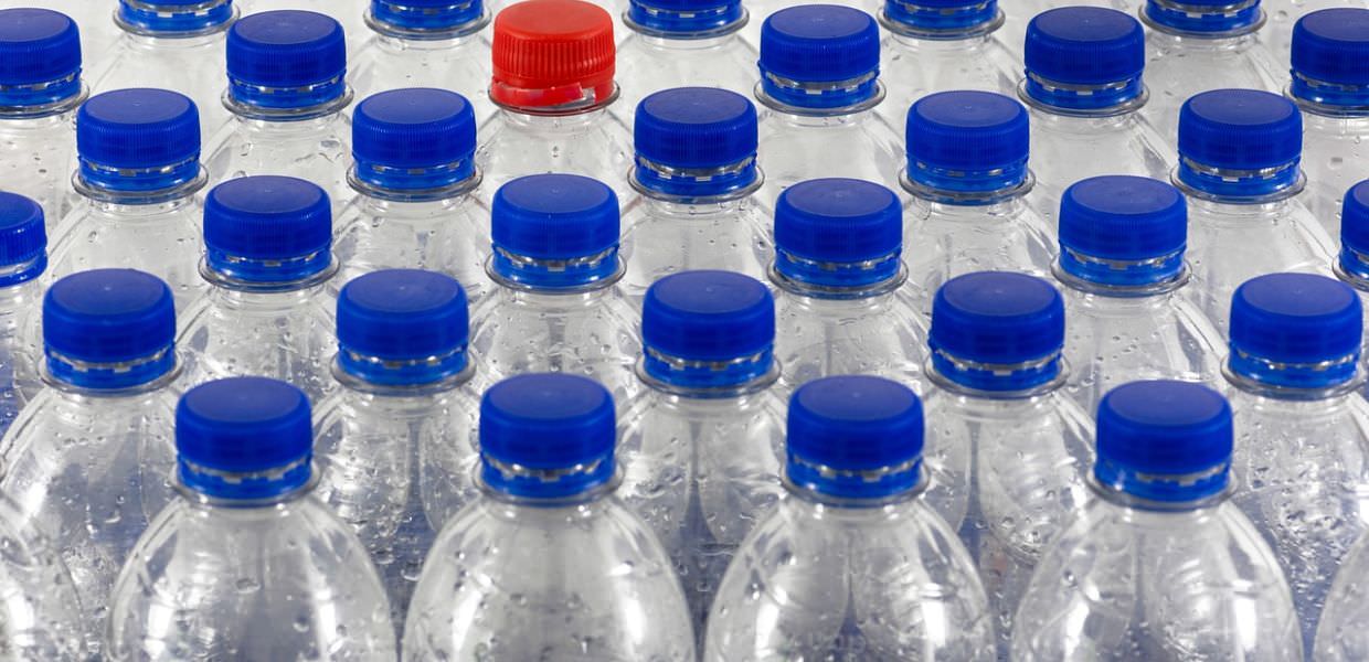 Plastica, dal 3 luglio i tappi attaccati alle bottiglie saranno obbligatori