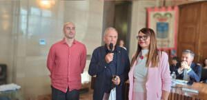 Terni, celebrata l’ ‘Ape d’oro’, riconoscimento a cittadini e associazioni, foto Alessio Foconi che premia Romolo Pelliccia