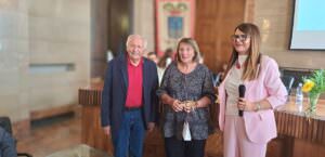 Terni, celebrata l’ ‘Ape d’oro’, riconoscimento a cittadini e associazioni, foto Mogol che premio alla memoria di Severino Della Rosa