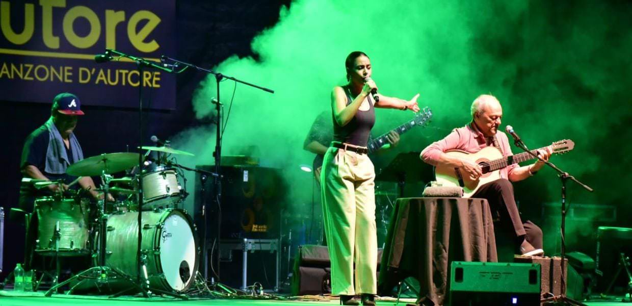 Terni, la musica internazionale di Toquinho in un anfiteatro ‘stregato’