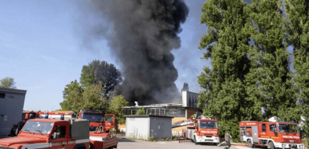 fiscaglia esplosione incendio fabbrica operai feriti