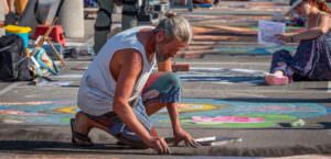 A Curtatone (Mn) 135 artisti del gessetto per l’incontro nazionale dei Madonnari, foto madonnari all'opera