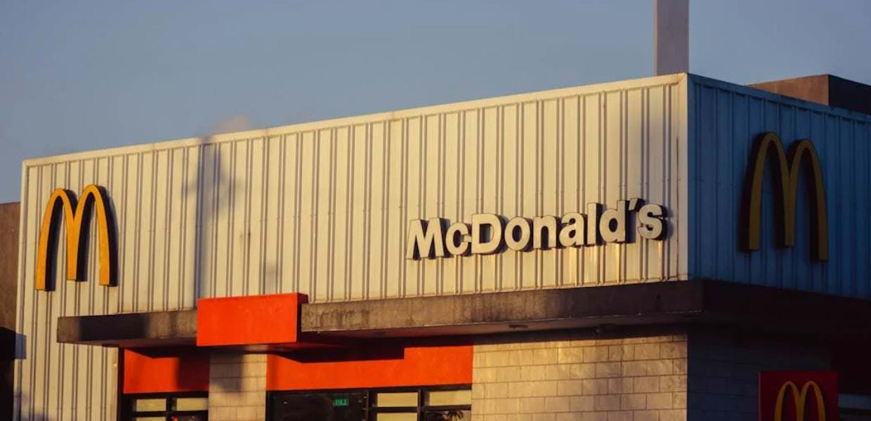 Roma, McDonald's sostituisce uno storico supermercato e divide la comunità