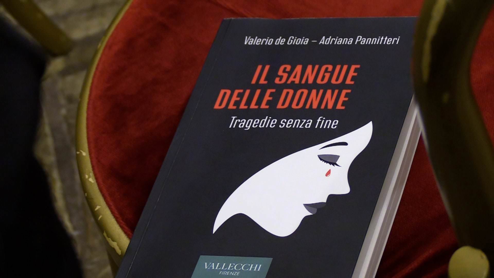 Libro Il sangue delle donne di Valerio de Gioia e Adriana Pannitteri, esplora la violenza contro le donne e le sue tragiche conseguenze.