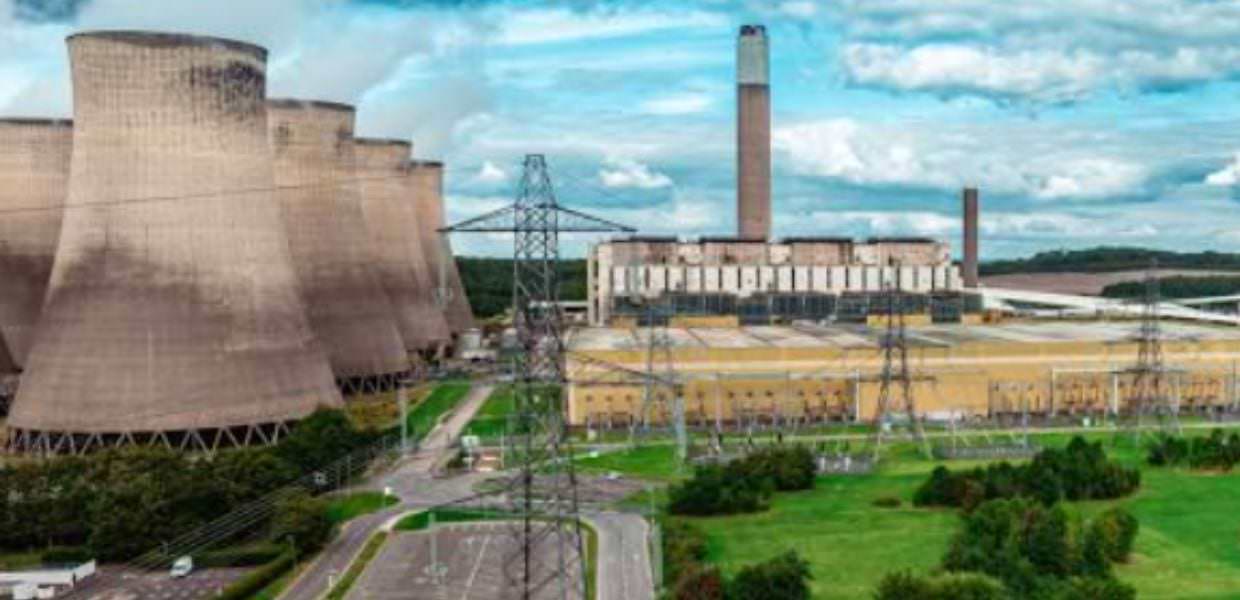 Immagine di una centrale elettrica nel Regno Unito, segno del passaggio da carbone a energie rinnovabili per la produzione energetica sostenibile.