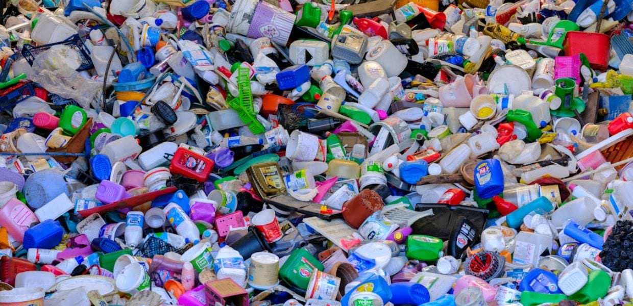 Le cifre da capogiro dell'inquinamento da plastica, ecco quanta ne bruciamo ogni anno