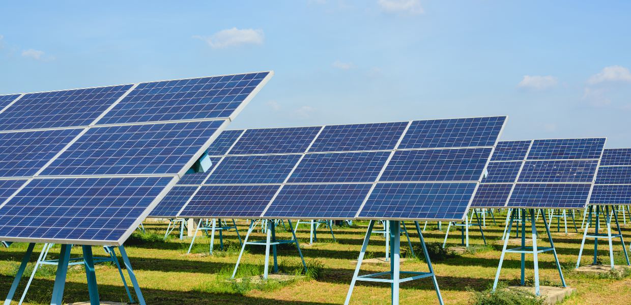 Pannelli solari in un campo, simbolizzano il superamento delle fonti rinnovabili rispetto ai combustibili fossili nella produzione energetica europea.