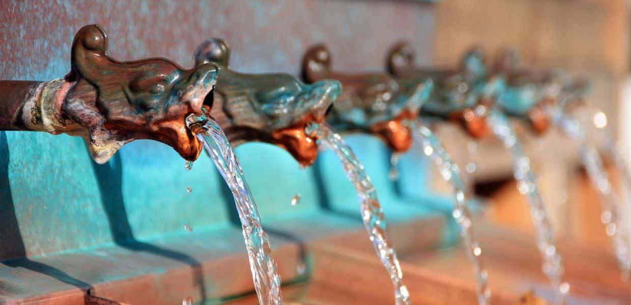 PFAS assenti nell'acqua delle fontanelle. Ma basta per stare tranquilli