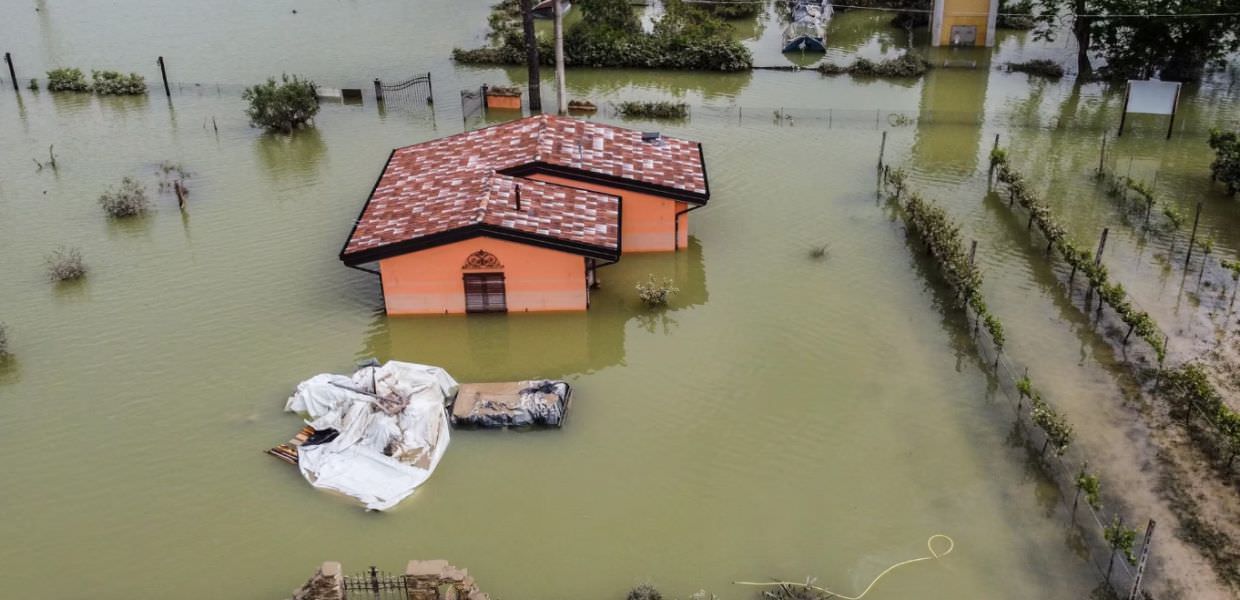 Le alluvioni recenti in Emilia Romagna e l'aumento degli eventi climatici estremi in tutta Italia spingono il governo Meloni a valutare polizze casa obbligatorie per proteggere le abitazioni. Ma la proposta divide il governo e suscita critiche dalle opposizioni