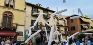 Umbria, ‘Borgo Band’ ha contagiato anche Passignano sul Trasimeno, foto palloncini in aria