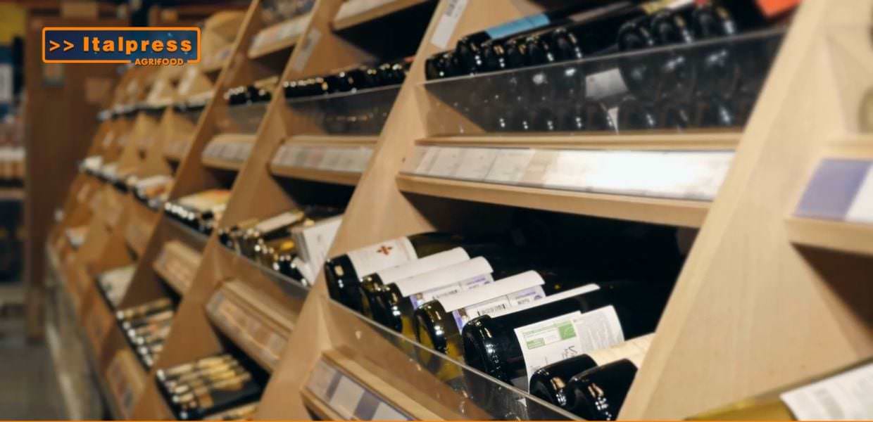 Shed di vini tipici italiani, evidenziando l'eccellenza di Parmigiano Reggiano e altre specialità nel settore agroalimentare.