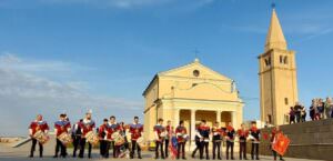 Cultura, Narni (Tr) e Caorle (Ve) unite grazie alla 'diplomazia delle bandiere' 2 Cultura, Narni (Tr) e Caorle (Ve) unite grazie alla 'diplomazia delle bandiere', foto sbandieratori di Narni a Caorle