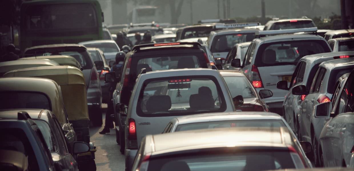 Testo alternativo: Traffico intenso nelle città europee, evidenziando l'importanza di mezzi di trasporto più sostenibili e green.