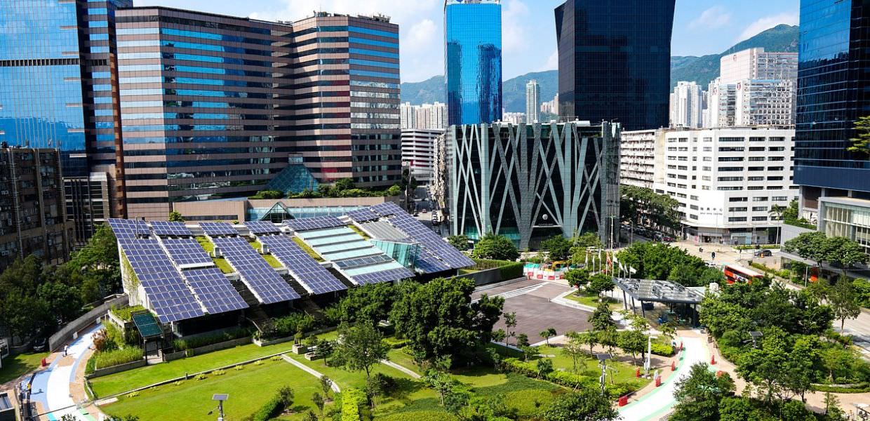 Cinque città italiane premiate con il marchio UE per la neutralità climatica, simbolo di innovazione e sostenibilità urbana.