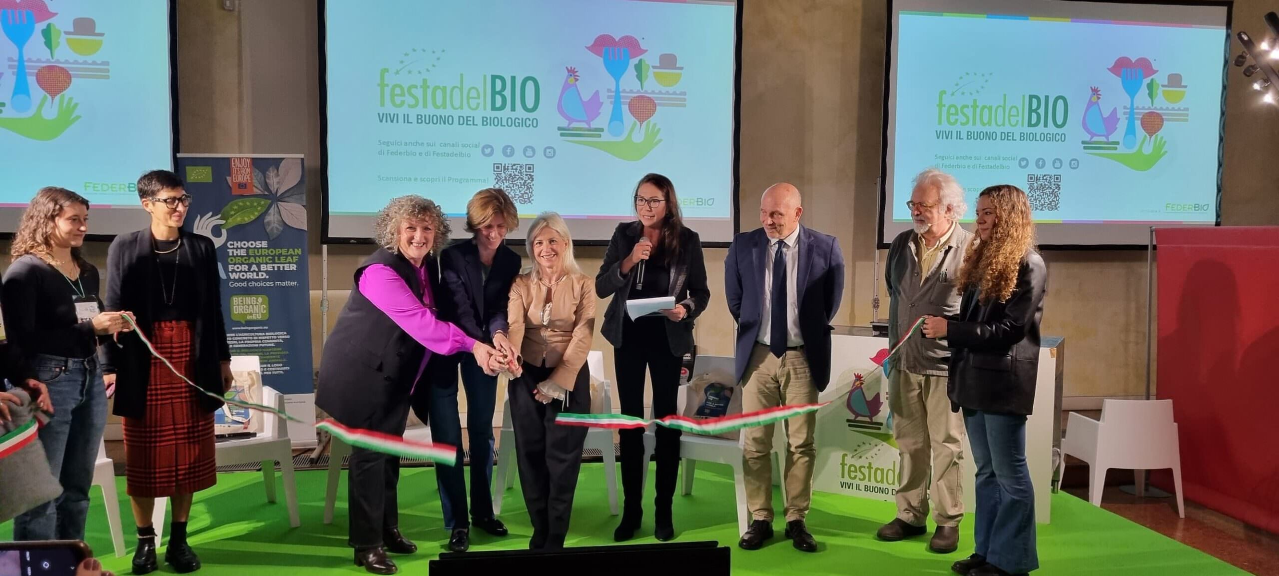 Inaugurazione della Festa del Bio 2024 a Bologna con autorità e ospiti, simbolo di apertura all'ecosostenibilità e all'agricoltura biologica.