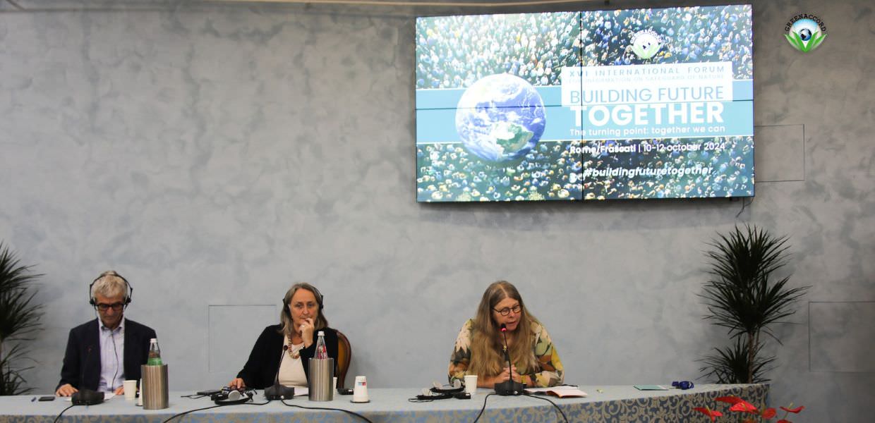 Immagine di una conferenza su Greenaccord, con relatori in un ambiente dedicato alla protezione dell'ambiente e della natura.