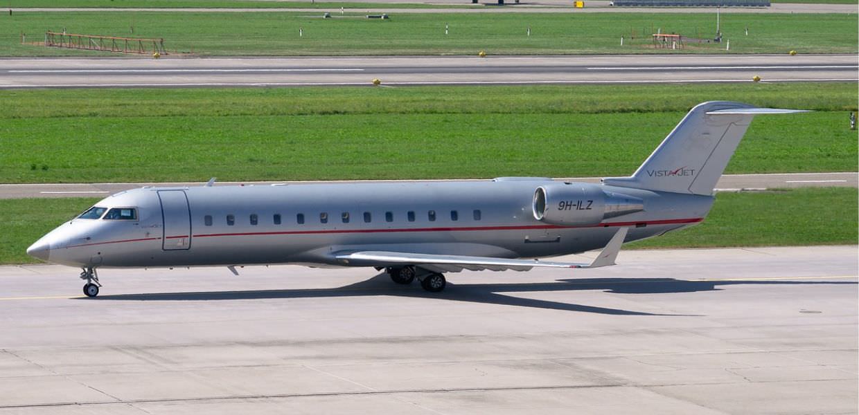 Greenpeace chiede di bandire i jet privati per ridurre l'inquinamento e le disuguaglianze sociali, evidenziando l'impatto ambientale dei voli.