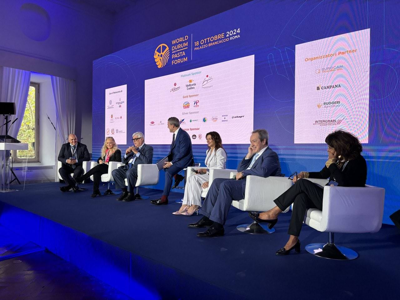 Panoramica del World Durum and Pasta Forum 2024, con esperti che discutono sullo sviluppo del settore in un evento collaborativo.