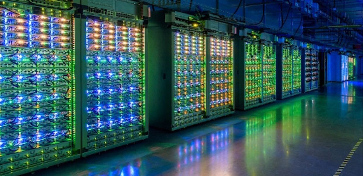 Data center tecnologico di Google, evidenziando l'efficienza energetica e l'innovazione legate all'Intelligenza Artificiale e al nucleare.