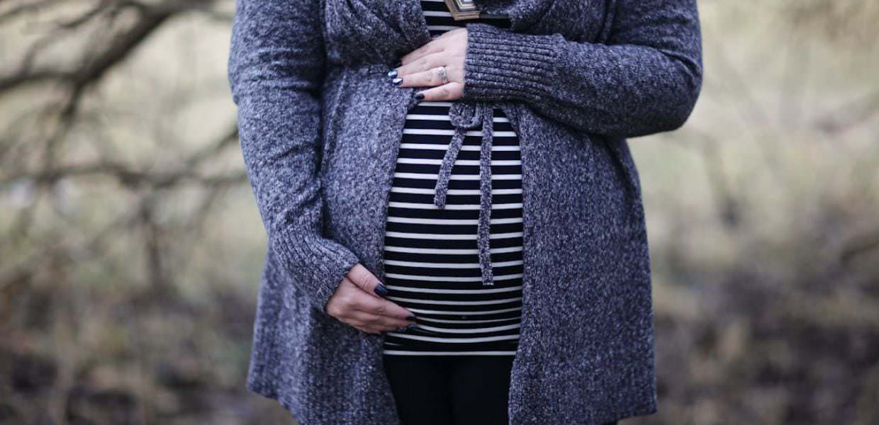 Microplastiche, quelle assorbite in gravidanza restano nei tessuti anche dopo la nascita. Lo studio