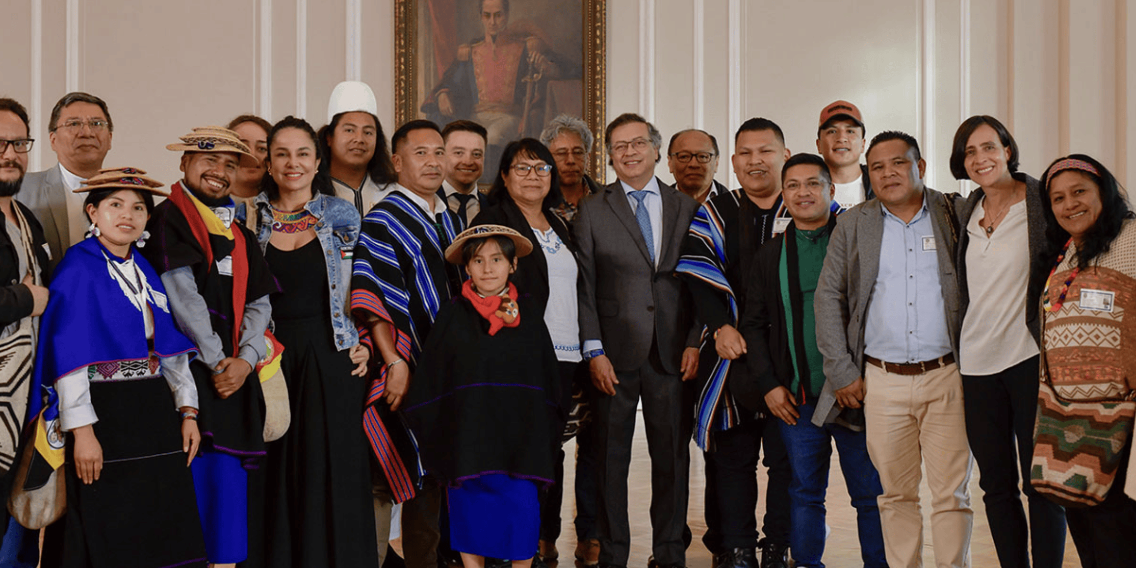 Gruppo di leader indigeni colombiani con il presidente, celebrando il potere di vigilanza sulla natura e i diritti delle comunità indigene.