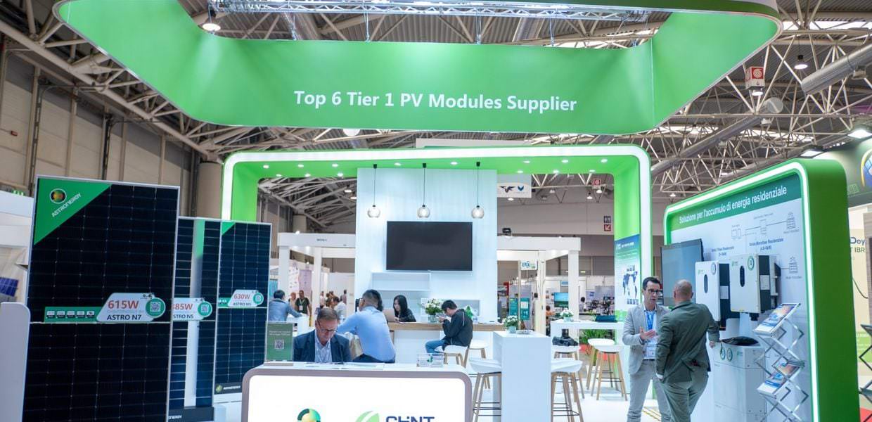 Immagine della Fiera di Roma per ZEROEMISSION Mediterranean 2024, con espositori e tecnologia solare in mostra dal 16 al 18 ottobre.