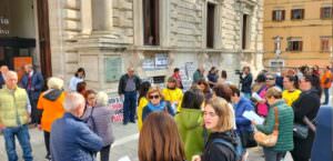 Umbria, famiglie di disabili protestano davanti alla Regione per contributi mensili, foto famiglie disabili