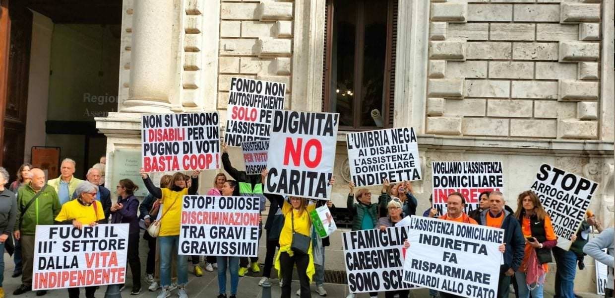 Umbria, famiglie di disabili protestano davanti alla Regione per contributi mensili