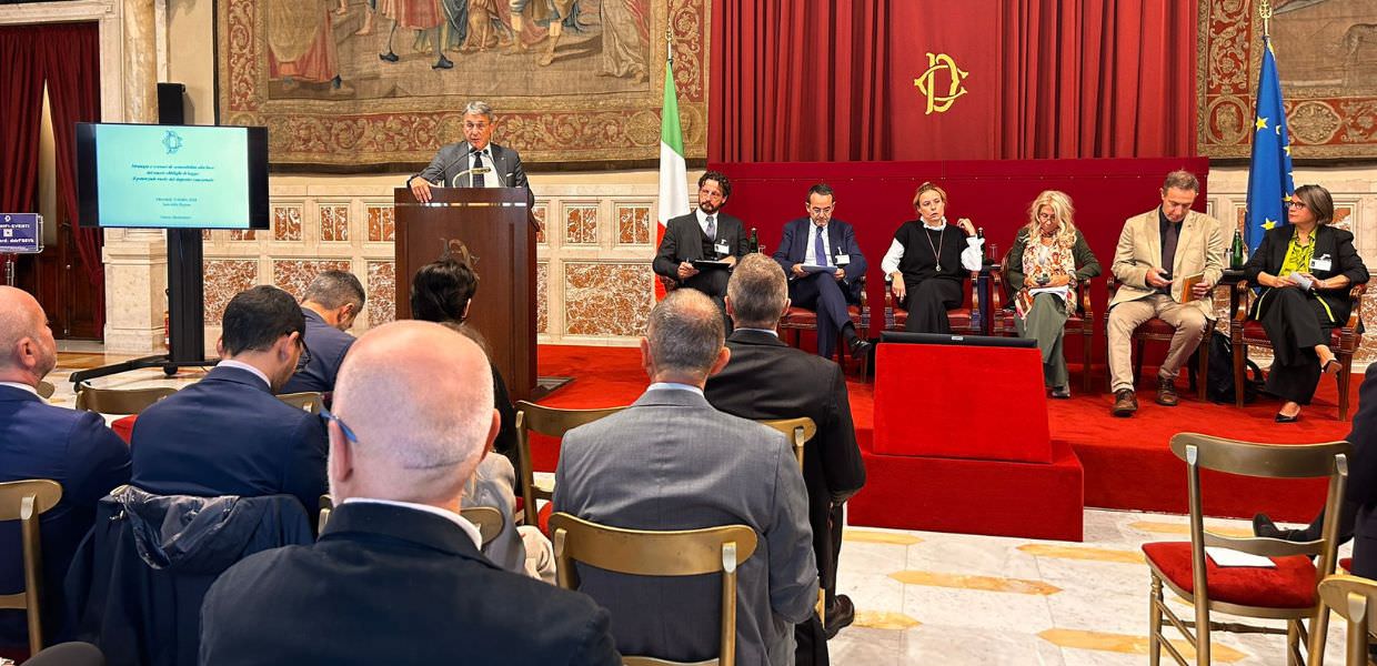 Testo alternativo: Evento sulla gestione dei rifiuti, con focus sul deposito cauzionale per il recupero della plastica, in un ambiente istituzionale.