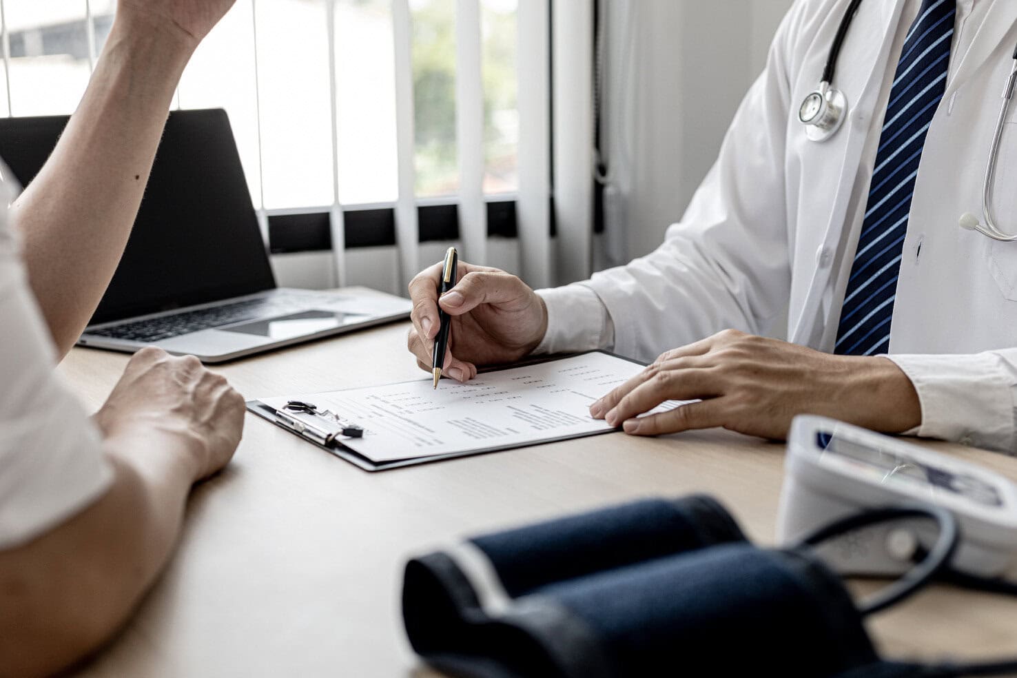 Medico che consulta un paziente durante un incontro sulla salute del cuore, evidenziando l'importanza della prevenzione contro l'ictus.