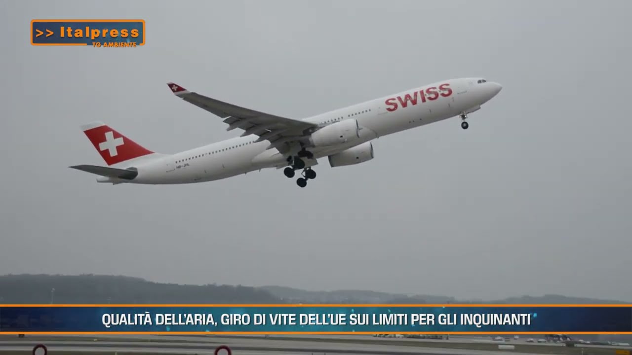 Aereo Swiss in fase di decollo sopra un aeroporto, simbolo di trasporti e impatti ambientali legati alla qualità dell'aria e inquinamento.