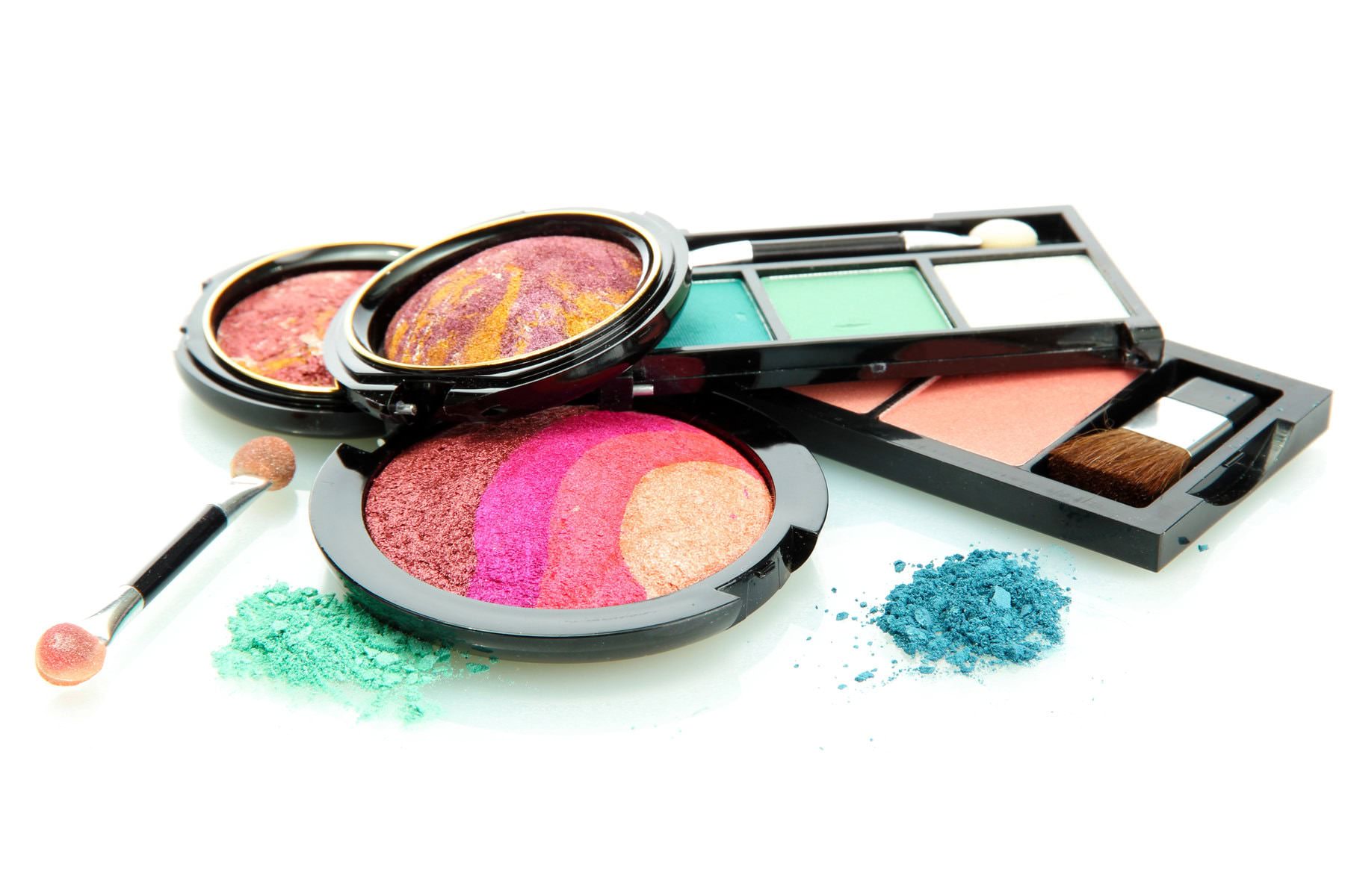 Trucco e cosmetici contenenti PFAS, con ombretti colorati e ciprie, evidenziando le preoccupazioni per la salute e la sicurezza dei prodotti.